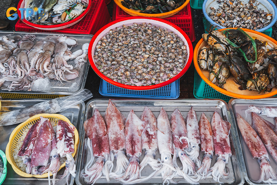 Ha Long Bay has a thriving culinary scene that comes alive at night, offering a mix of fresh seafood, vibrant night markets, and local delicacies