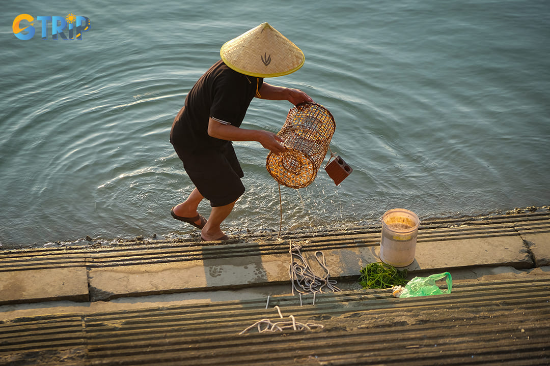 Ha Long Bay offers the opportunity to join traditional fishing tours