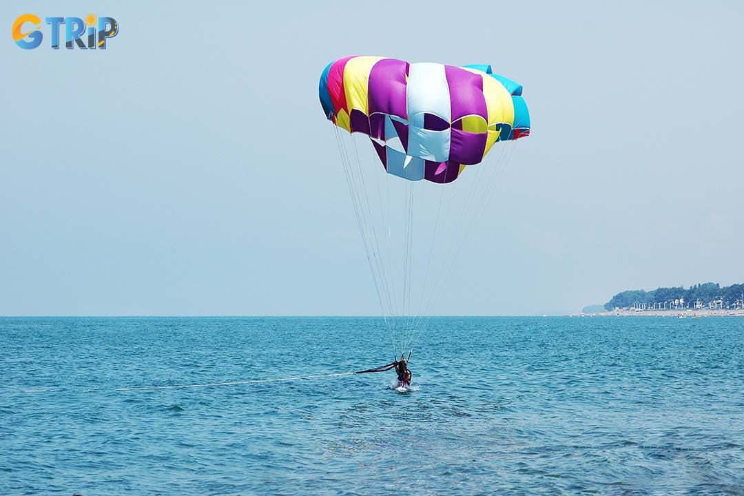Ha My Beach has an open space and low tourist density, so it’s perfect for parasailing