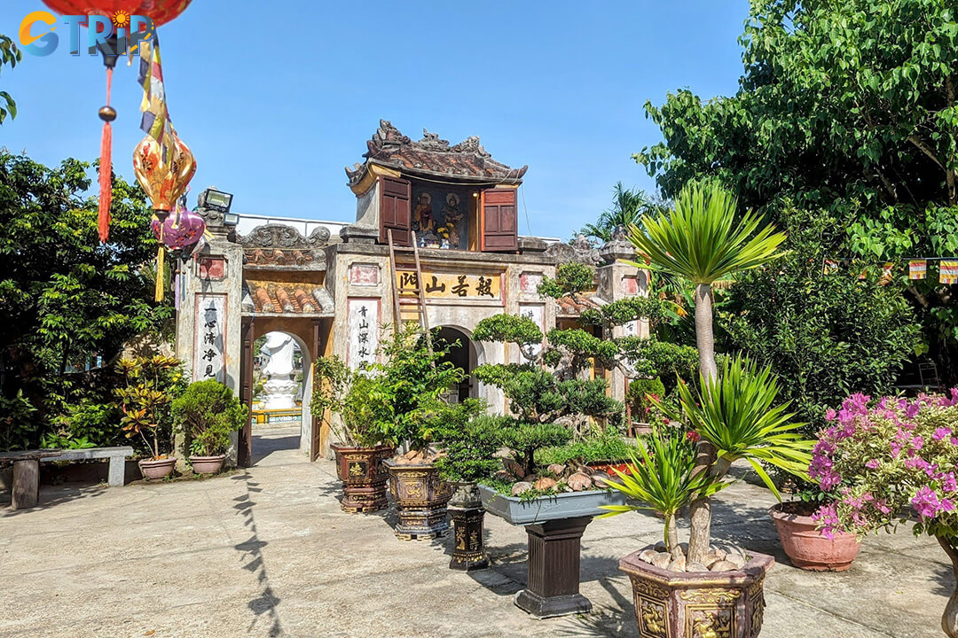 Hai Tang Pagoda is a photogenic gem, where vibrant architecture and serene mountain scenery create stunning photo opportunities