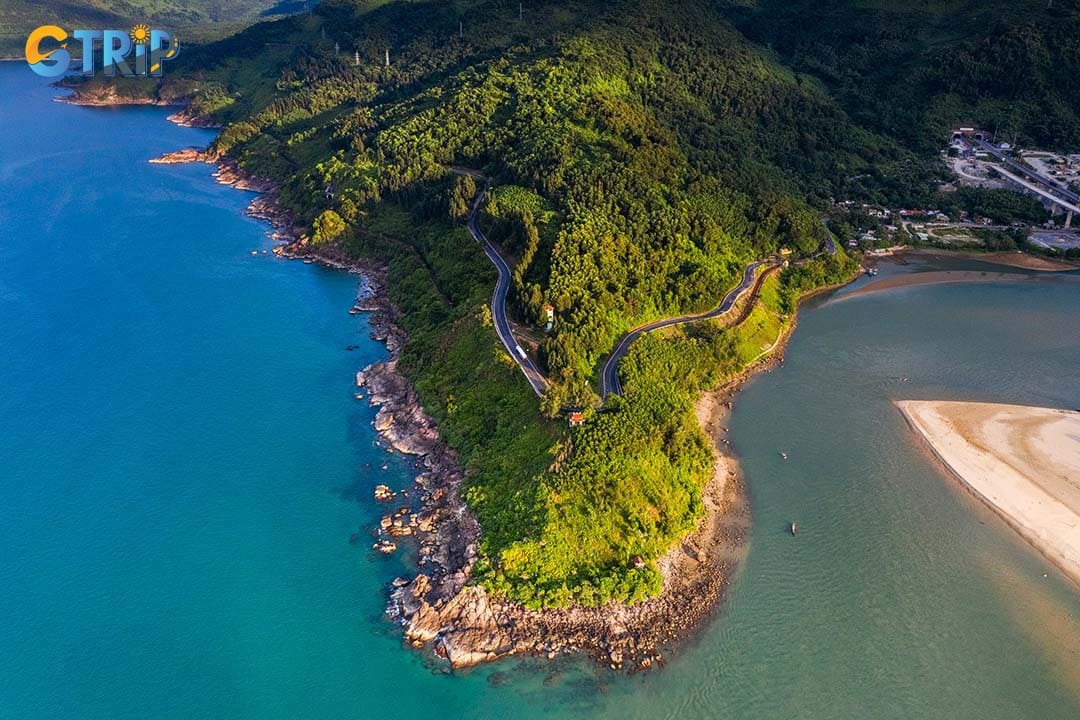 Hai Van Pass offers many pretty viewpoints that you can enjoy the panoramic views of Da Nang Bay