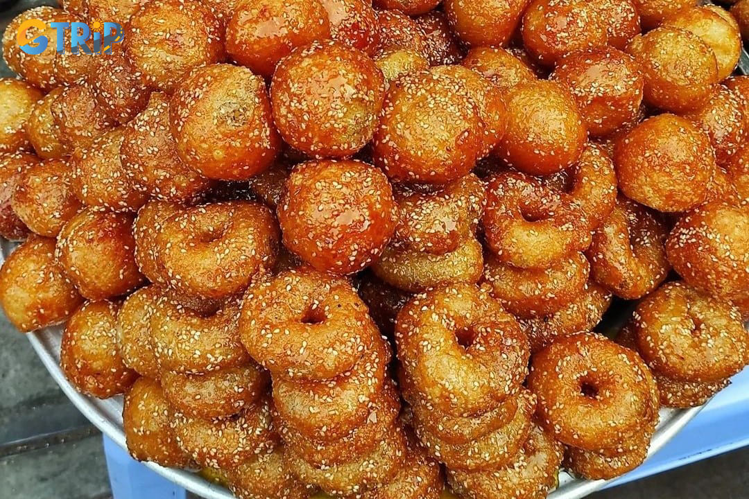 Hai Xe Fried Cake offers a delightful culinary adventure for the curious food explorer
