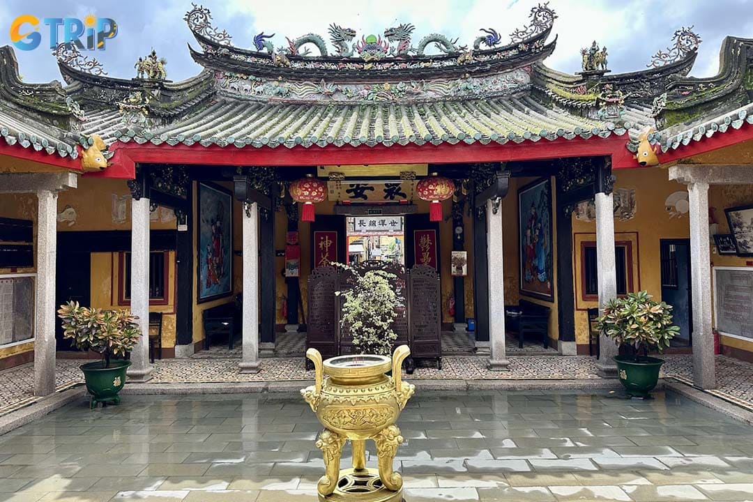 Hainan Assembly Hall is a community center for people with roots in Hainan, China, and a memorial