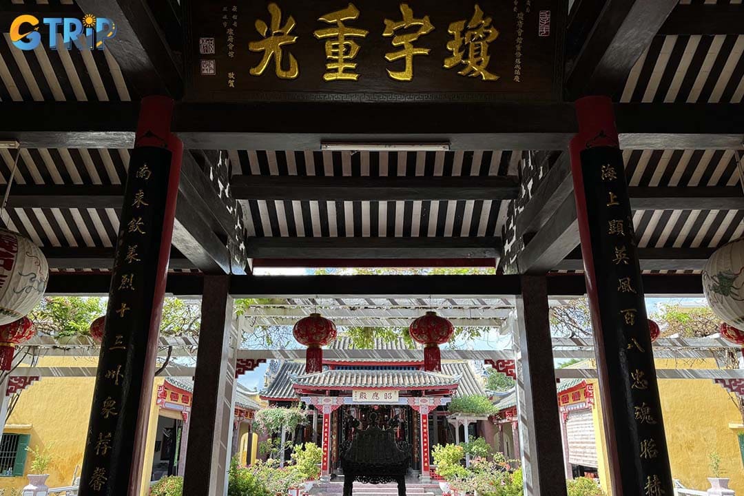 Hainan Assembly Hall is one of the "younger" assembly halls in Hoi An