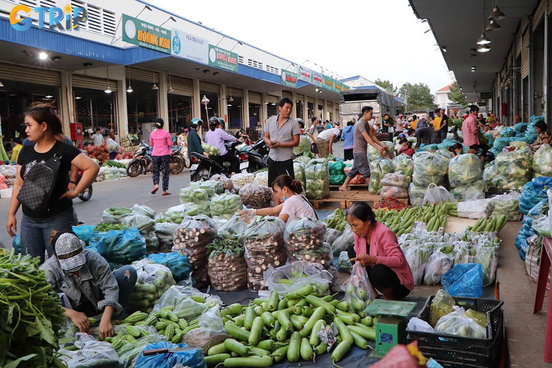 Hall B overflows with fresh produce and herbs from Da Lat and beyond, serving as the main supply hub for Saigon’s markets and restaurants
