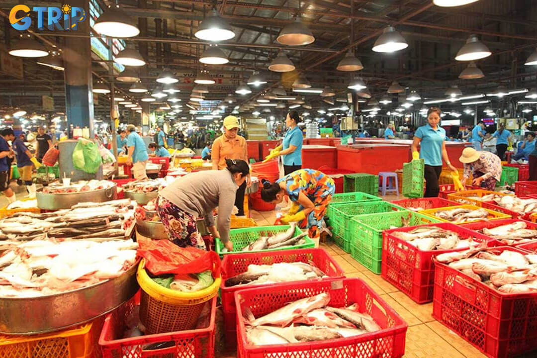 Hall F focuses on fish, offering a lively glimpse into Vietnam’s aquatic abundance as traders expertly sort and sell both saltwater and freshwater catches