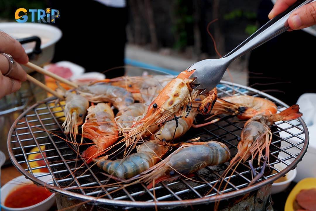 Halong Market offers street food delights, while Bai Chay Market provides restaurants and food courts for a full dining experience