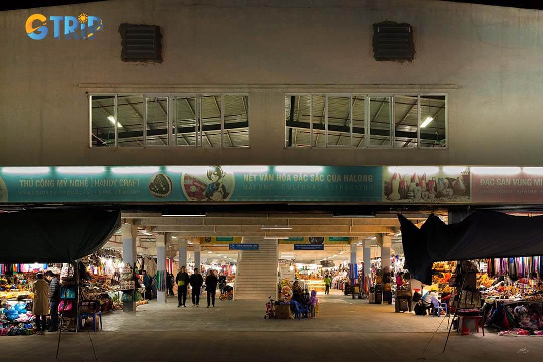 Halong Night Market is a bustling hub where you can shop for handmade crafts, savor local street food, and immerse yourself in Ha Long’s vibrant nightlife