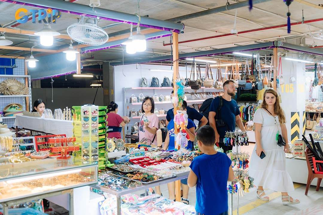 Halong Night Market stays open daily until midnight, offering visitors the best shopping and dining experiences between 7:00 PM and 10:00 PM