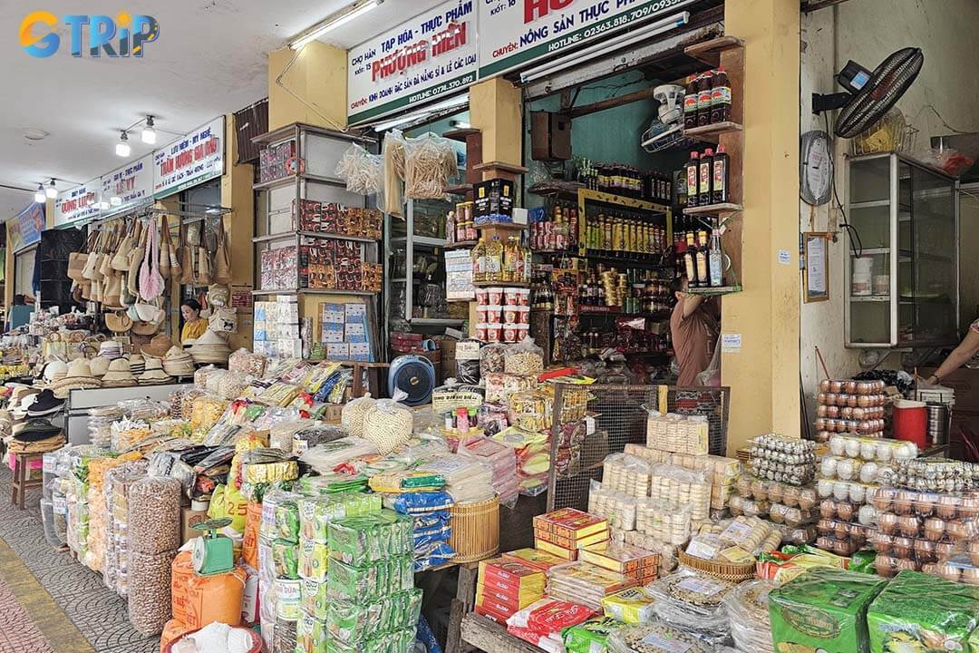 Han Market’s handicraft stalls offer lightweight, beautifully crafted souvenirs like rattan bags and straw sandals that showcase traditional Vietnamese artistry