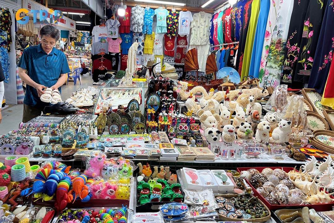 Handmade crafts like lacquerware, bamboo products, and silk embroidery make perfect Halong Night Market souvenirs, reflecting Vietnam’s rich craftsmanship