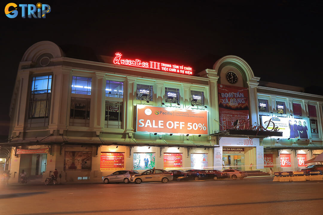 Hang Da Market is easily accessible by bus, motorbike, car, or even on foot from the Old Quarter, with convenient parking and transport options for every traveler