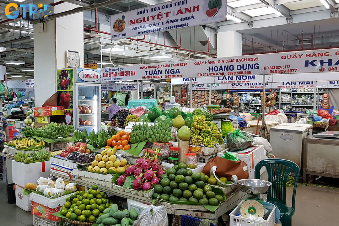 Hang Da Market offers a rich mix of goods across its levels, from fresh food and daily essentials to vintage clothing, leather goods, handicrafts, and local snacks