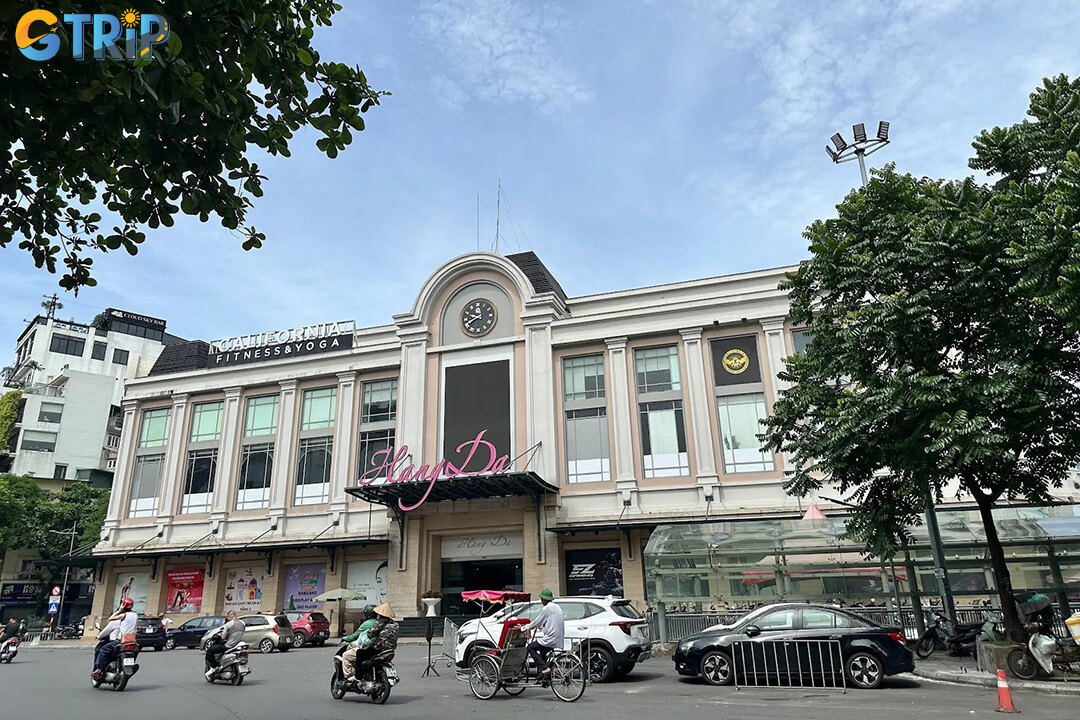 Hang Da Market sits in the heart of Hanoi’s Old Quarter, making it a convenient stop for visitors exploring the city