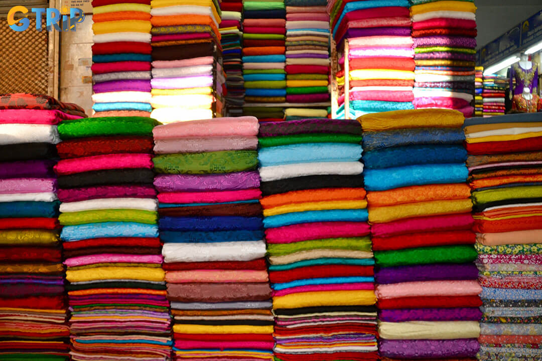 Hang Gai Street is Hanoi’s top spot for premium silk, featuring long-standing boutiques with ready-to-wear items and custom tailoring