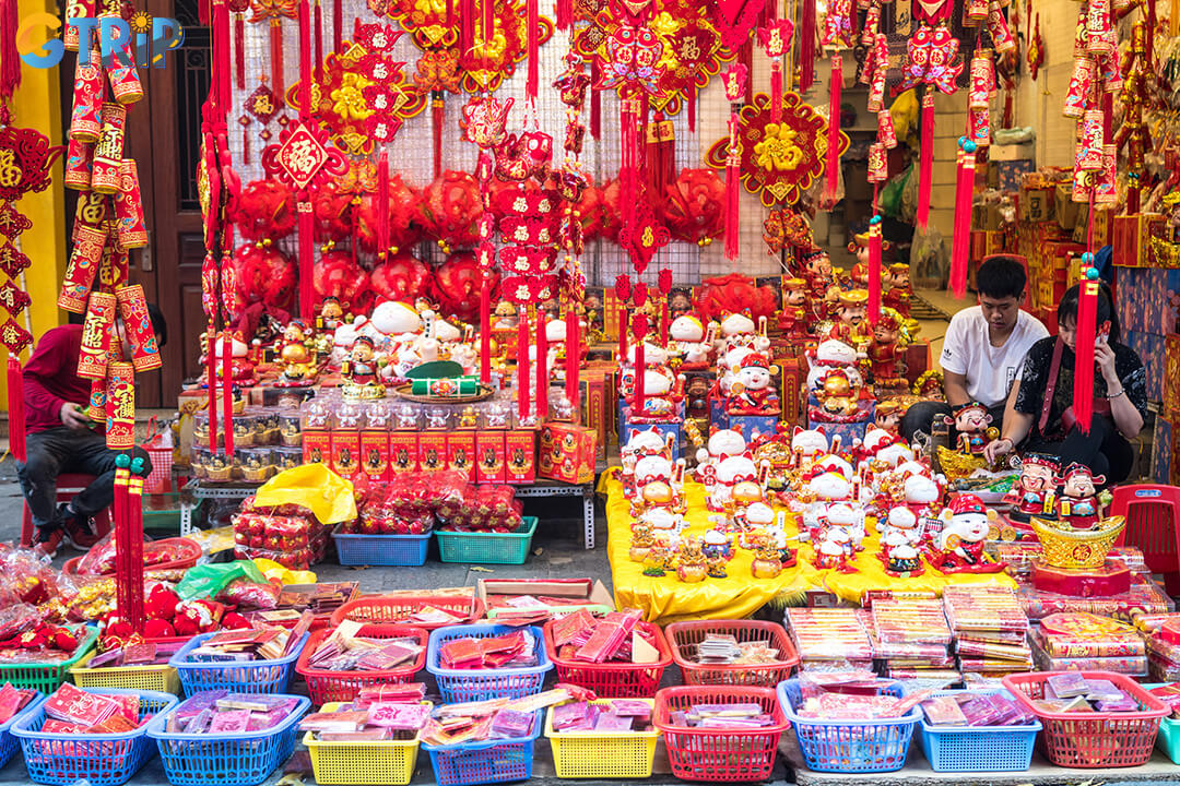  Hang Ma Street is Hanoi’s lantern hub, bursting with colors, traditional designs, and handcrafted pieces perfect for festivals and souvenirs