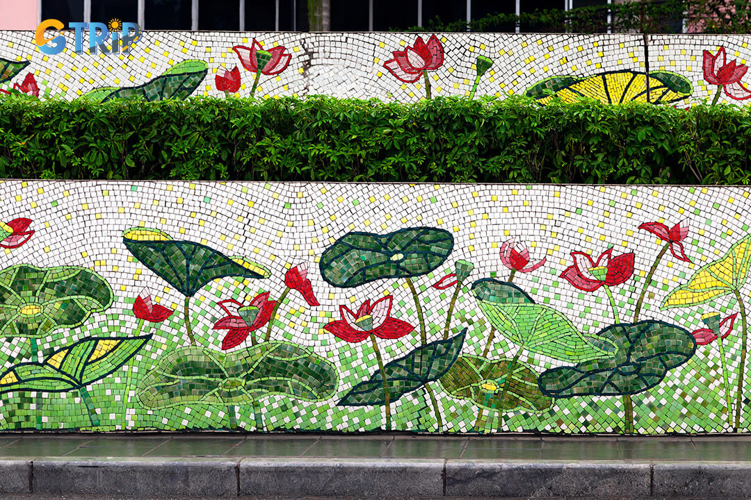The Hanoi Ceramic Mosaic Mural, nearly 4 kilometers long and Guinness-certified, vividly portrays Vietnam’s history and culture through thousands of ceramic pieces