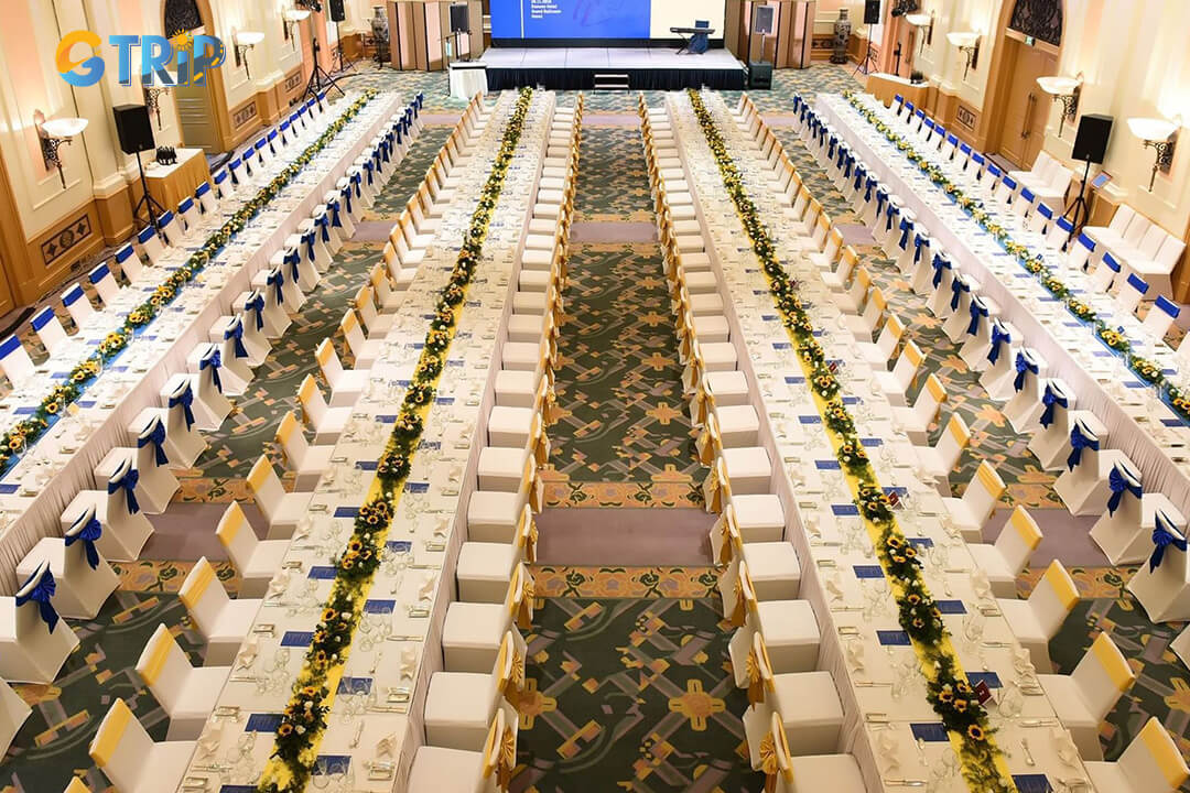 Hanoi Daewoo Hotel offers timeless luxury and sweeping city views in Ba Dinh District, ideal for business and diplomatic travelers seeking comfort and convenience
