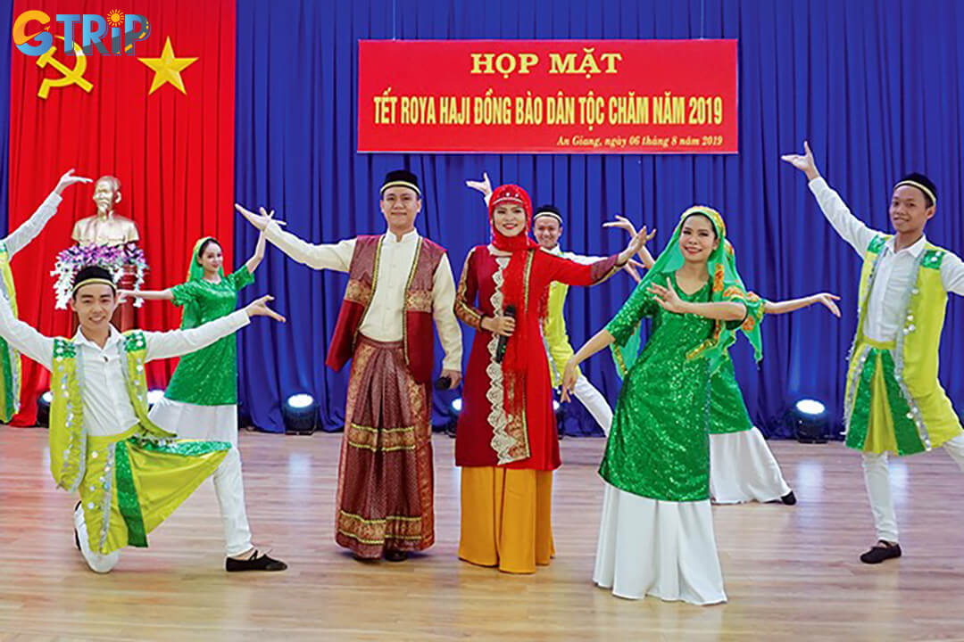 Hat Gi, or Roya Hadji, is a cherished Cham Muslim festival rooted in Islamic tradition, symbolizing forgiveness, love, and community unity