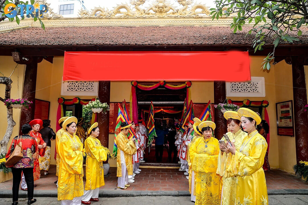 Held in Hanoi’s Old Quarter, the Bach Ma Temple Festival honors the city’s legendary protector with rituals, folk shows, and communal traditions