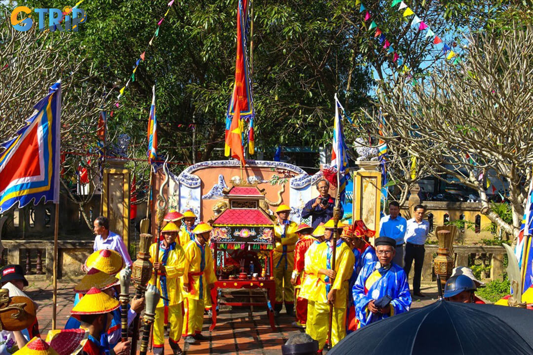 Held on the 9th and 10th days of the first lunar month, the Tuy Loan Village Festival bursts with boat races, folk performances, and traditional games