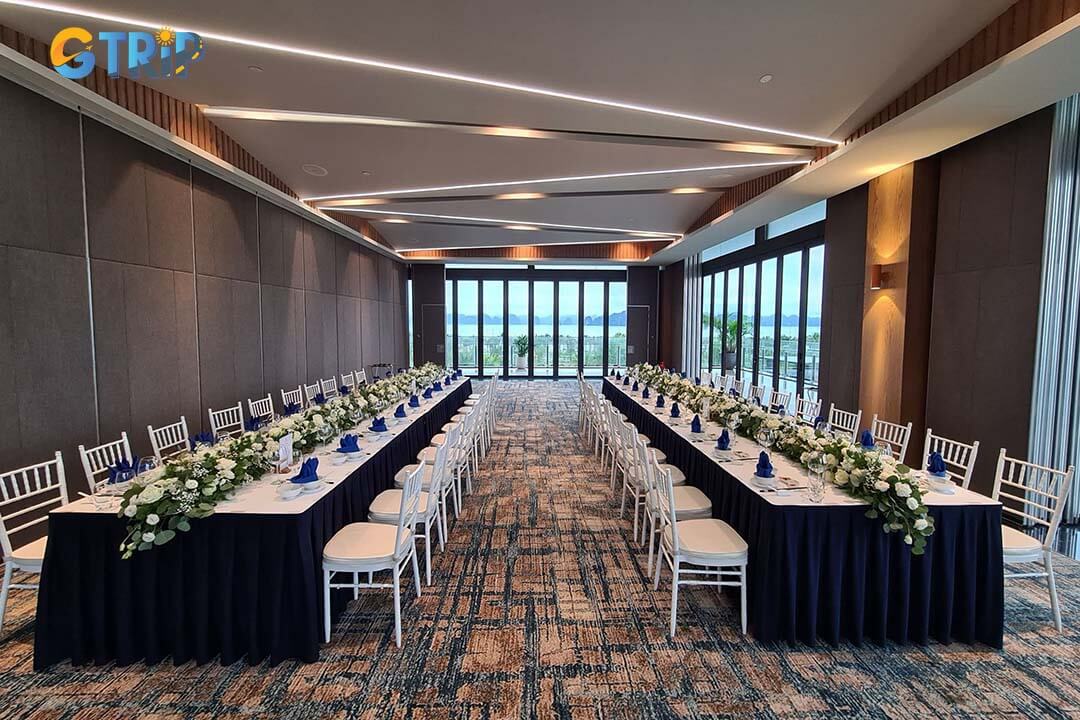 High-end Ha Long Bay hotels offer modern AV systems, spacious venues, and professional services for corporate events and seminars