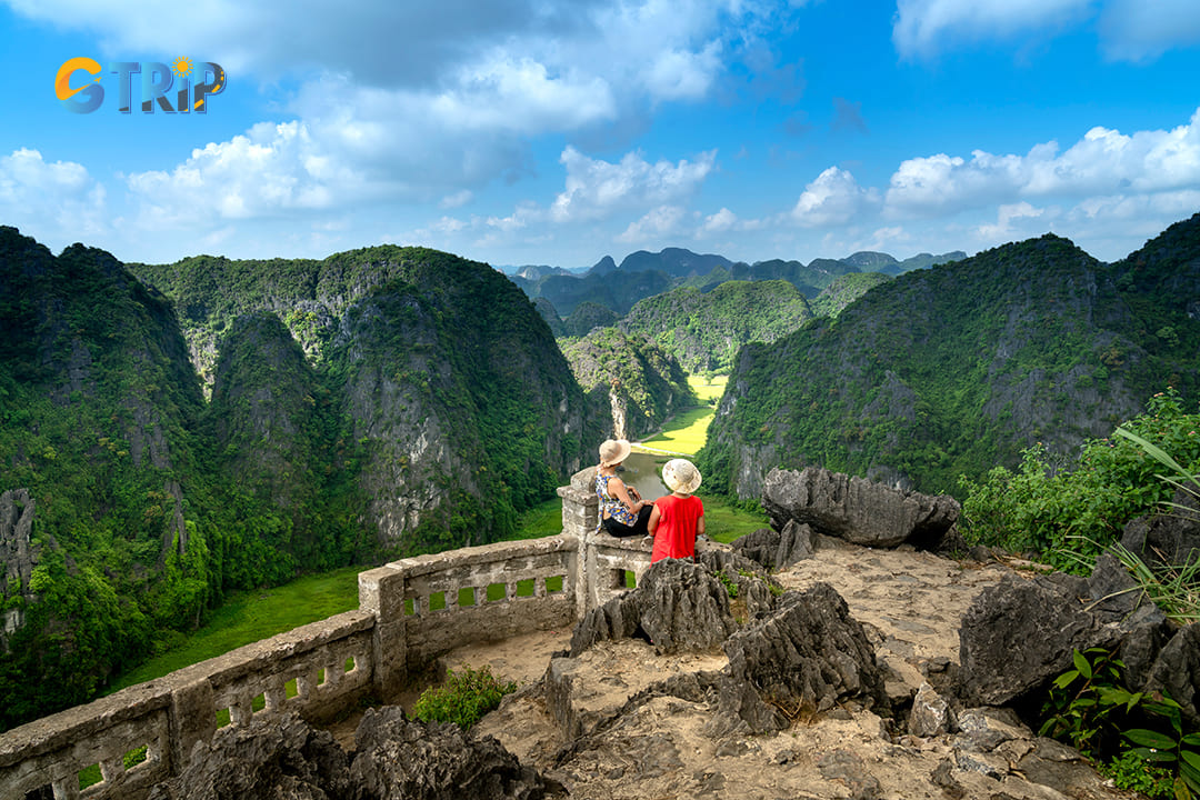 Van Long has long routes for you to climb and enjoy the panoramic view of Van Long when you reach the top of this place