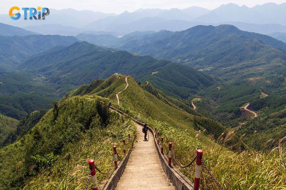 Hiking in Ha Long Bay in October offers a cooler, more enjoyable experience, with trails like Phuong Hoang Peak and Cat Ba National Park