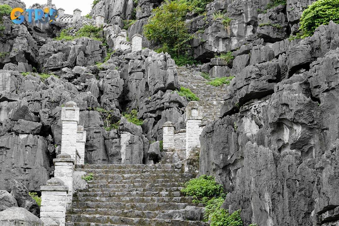 Hiking to the top of the Mua Cave is an interesting activity you can do with a group of friends to have a memorable trip