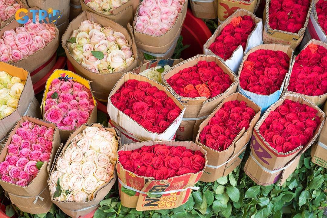 Ho Thi Ky Flower Market offers a colorful array of fresh flowers and Cambodian street food, making it a vibrant sensory experience