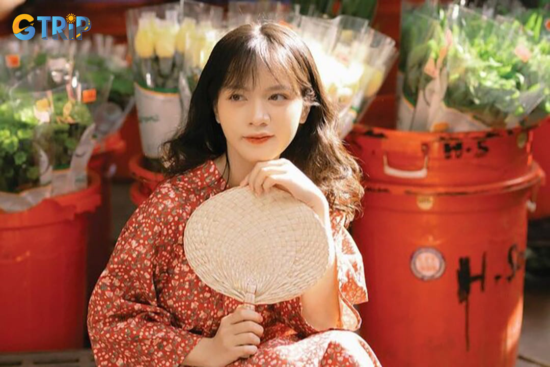 Ho Thi Ky Flower Market is a dream destination for photographers, offering a dynamic mix of vibrant colors, cultural charm, and bustling local life