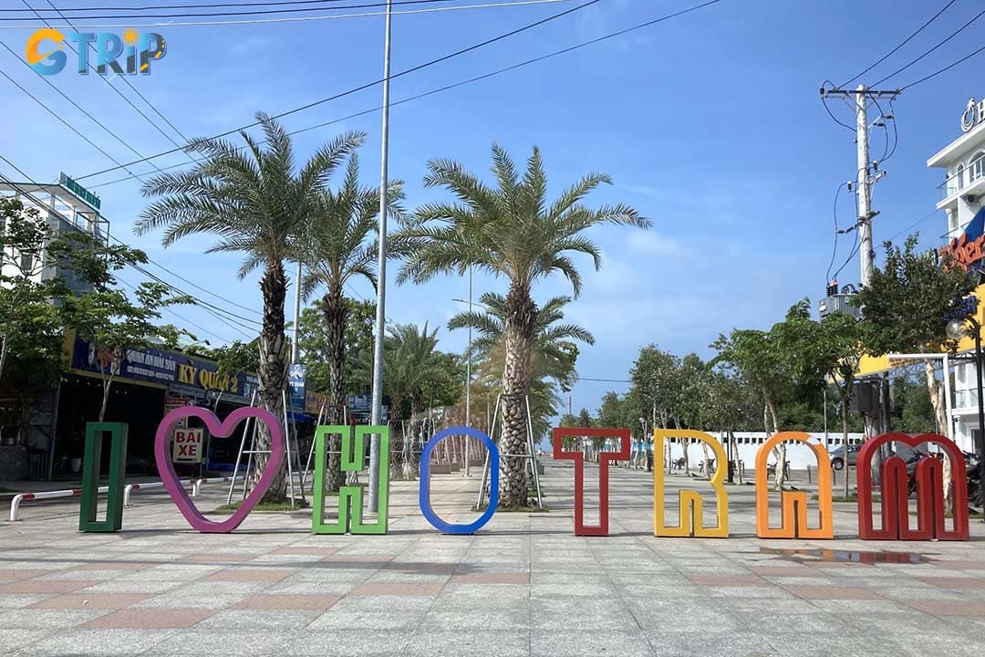 Ho Tram Walking Street becomes vibrant at night with lots of food stalls and small shops