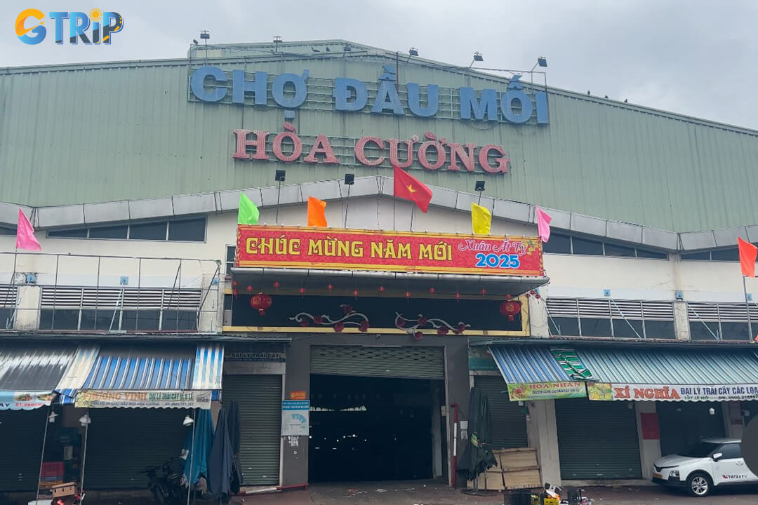 Hoa Cuong Market is Da Nang’s main wholesale produce market, bustling overnight with large shipments of fresh fruits and vegetables