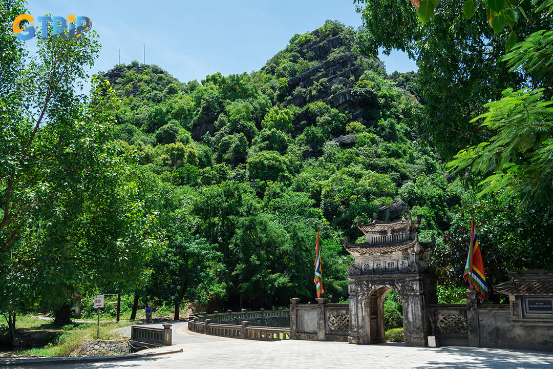 Majestic natural scenery surrounds the gate of the ancient capital of Hoa Lu