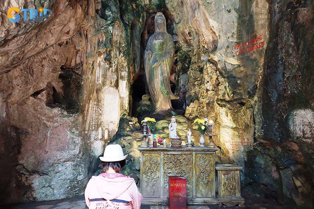 Hoa Nghiem Cave reflects the Marble Mountains’ layered history, evolving from ancient Cham Hindu sanctuaries into Mahayana Buddhist worship sites