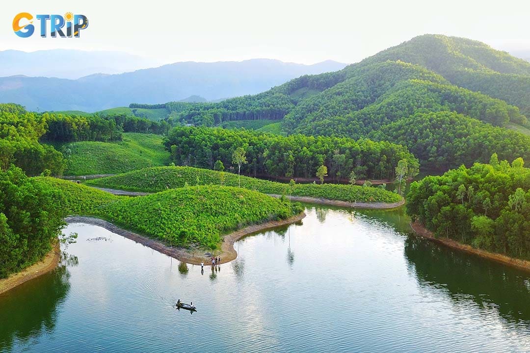 Hoa Trung Lake is a dreamlike studio, where floating islands, rustic canoes, grazing cattle, styled picnics, and golden-hour light create endless picture-perfect moments