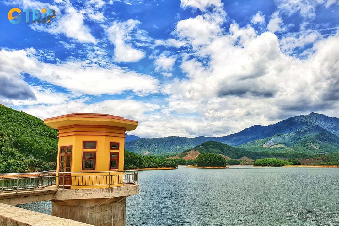 Hoa Trung Lake is an artificial reservoir that, beyond its irrigation role, is celebrated for its seasonal pastures and “floating islands”