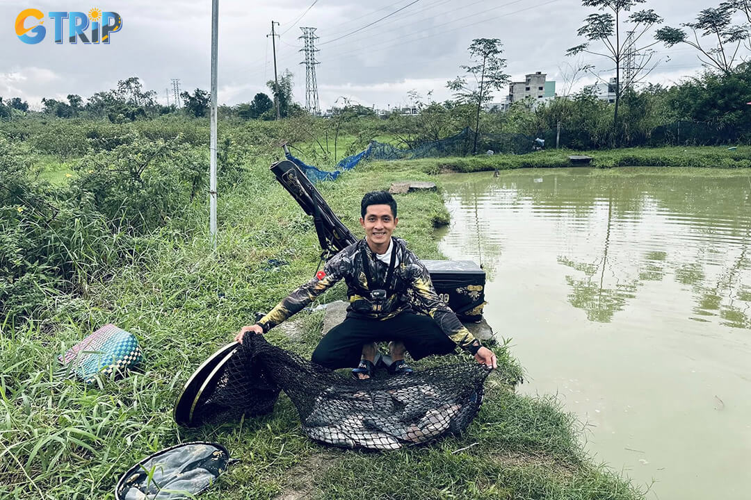 Hoa Xuan Bridge offers a relaxed, local-style fishing experience with scenic sunset views and a welcoming riverside atmosphere