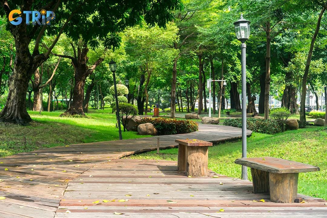 Hoang Van Thu Park has a calm atmosphere and beautiful landscape