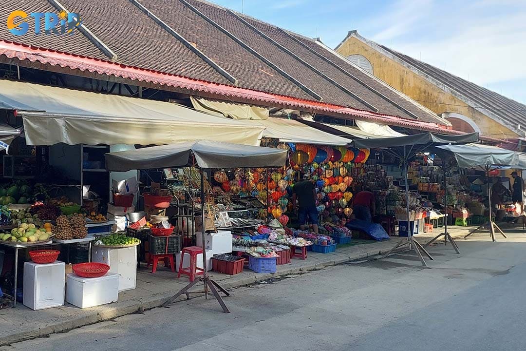 Hoi An Central Market has a wide range of local products that reflect the region’s food culture and traditional craftsmanship