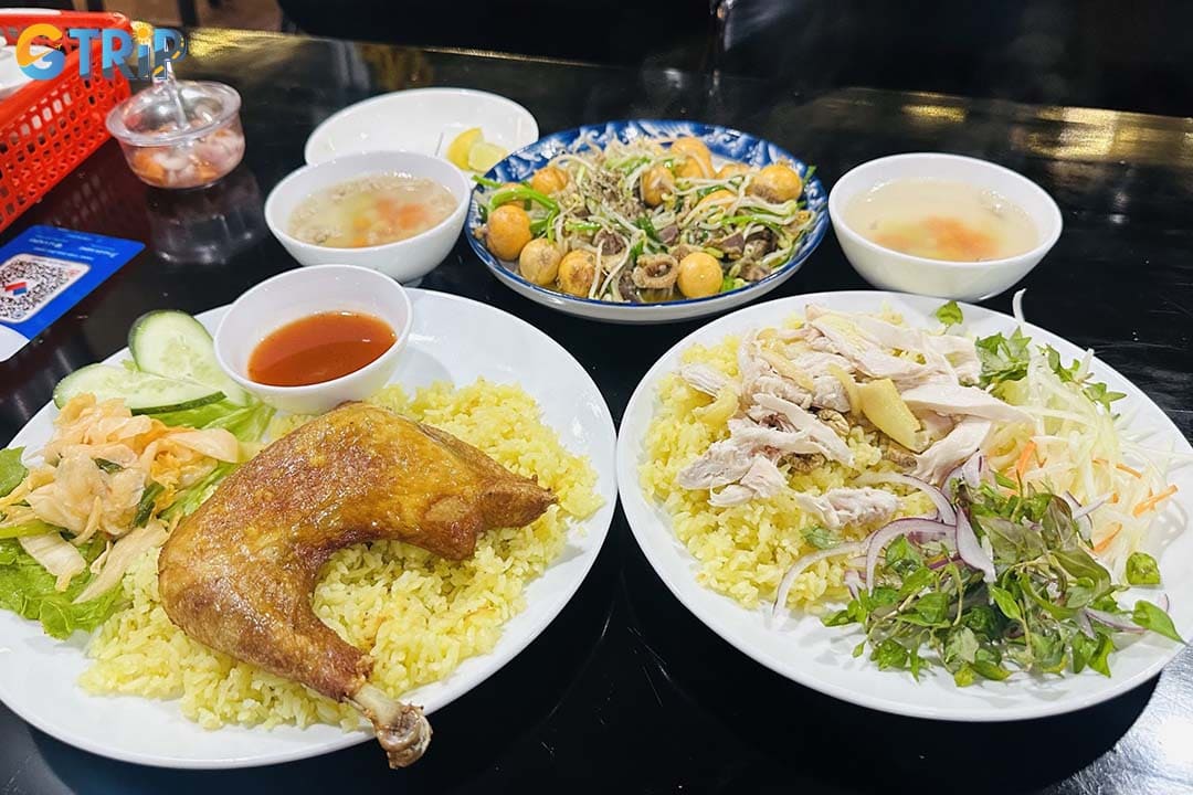 Hoi An chicken rice is one of the best local food in Hoi An that you should try