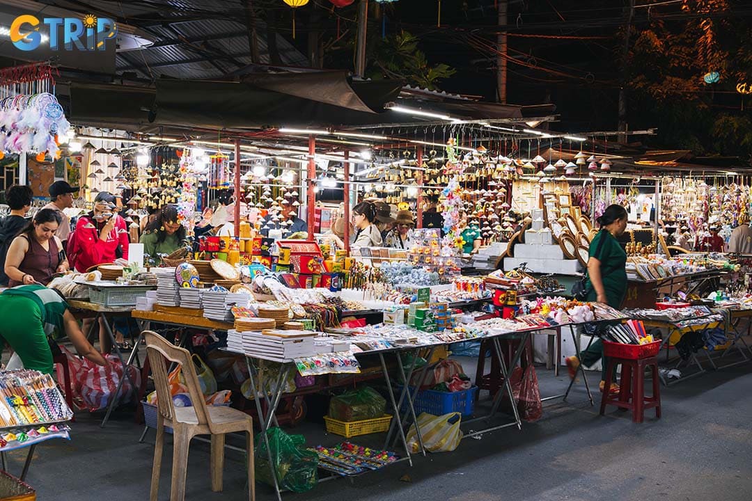 Hoi An Night Market offers many collections of handicrafts and local souvenirs for visitors to buy as gifts