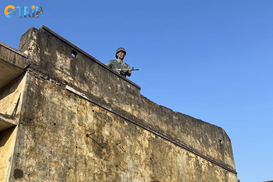 Hoi An Prison features compelling, life-sized recreations that vividly depict scenes of daily life, torture, and resistance within the prison