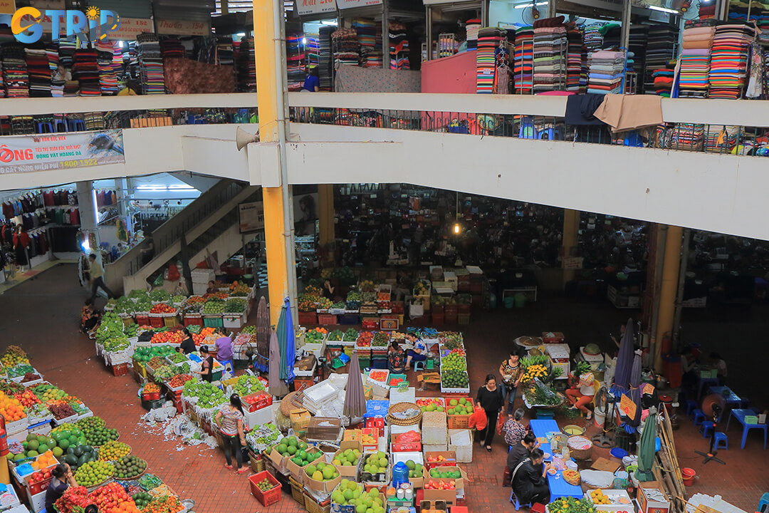 Hom Market delights shoppers with two bustling floors offering everything from premium fabrics and stylish fashion to fresh local specialties, souvenirs
