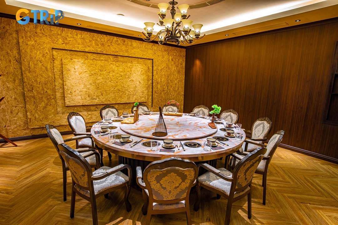 Hong Hanh Restaurant 3 offers a variety of dining spaces, allowing guests to choose the setting that best suits their preferences