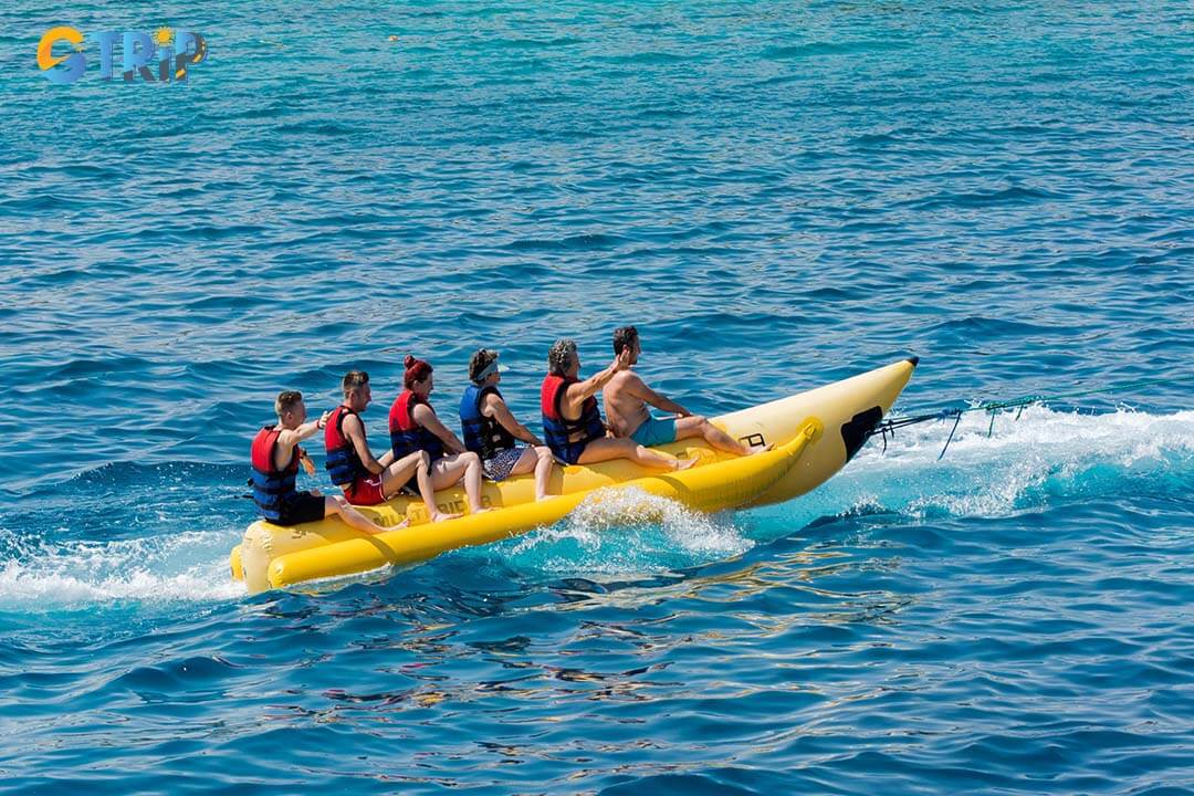 Hong Van Beach has the variety of beach activities, including inflatable attractions, sea climbing, obstacle courses, and banana boat rides