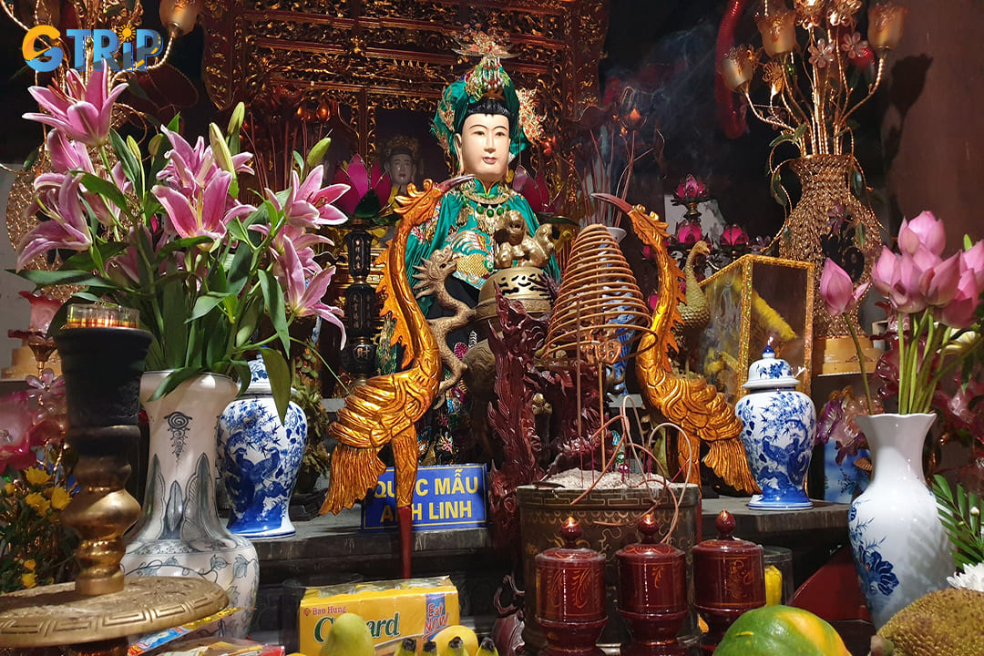 Honoring mother inside Thung La Temple