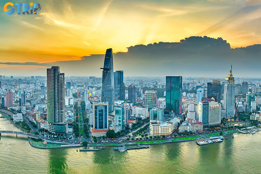 Humidity remains high at around 80 - 85%, making the air feel warm and sticky, so lightweight clothing, hydration, and breaks in cool indoor spaces are essential