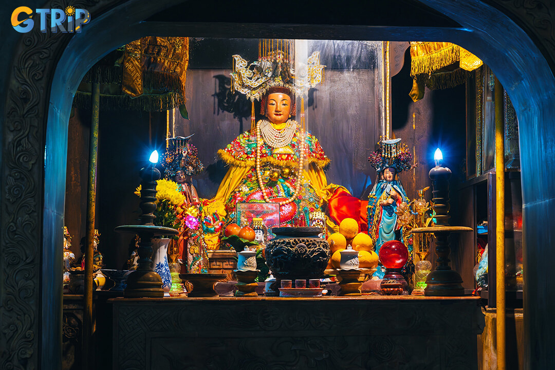 Huyen Khong Cave also features intimate folk shrines where visitors pray for wealth, love, fertility, and family blessings