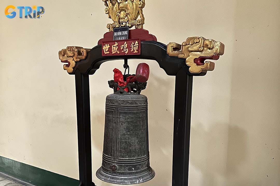 If visiting the Minh Huong Gia Thanh on special occasions, you can hear the resonant sound of the rare ancient bronze bell